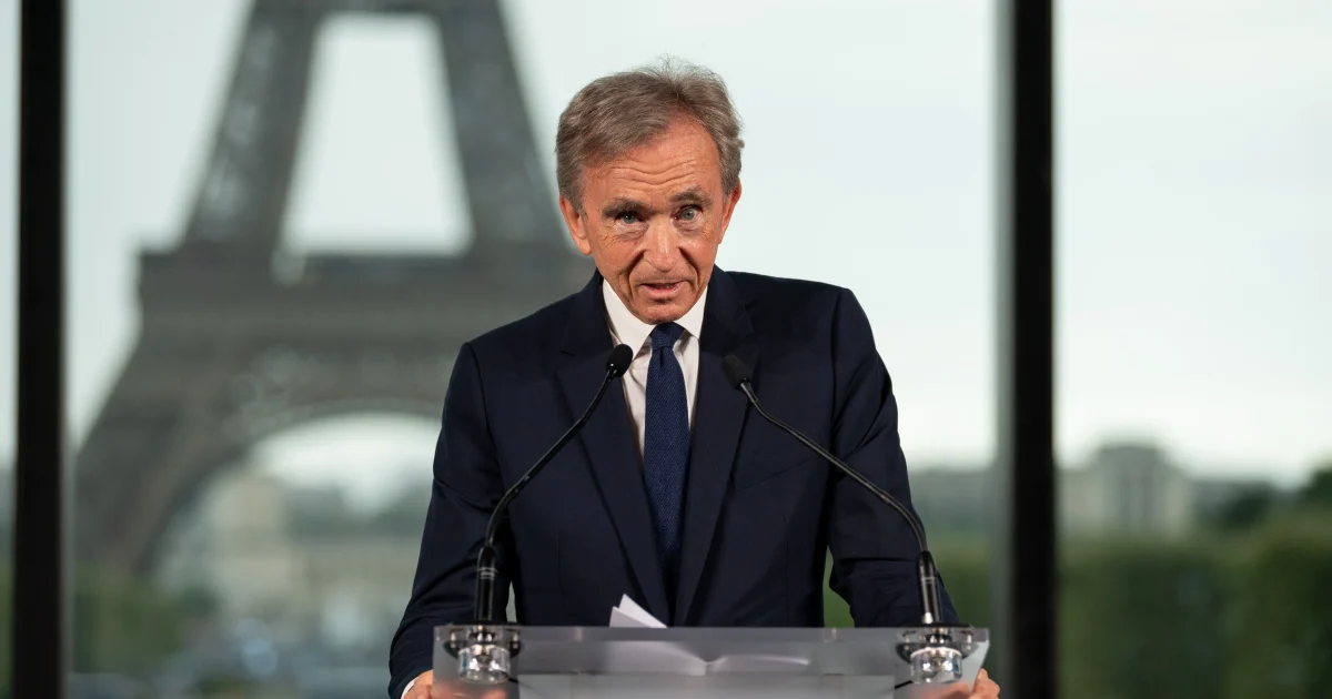 LVMH: Arnault rebate reportagem sobre disputa entre herdeiros no Twitter