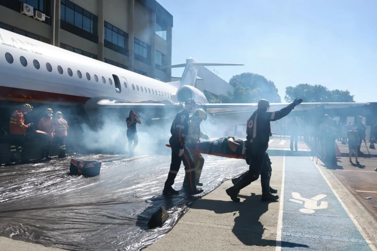 Distrito Federal testa simulação de acidente aéreo em restaurante