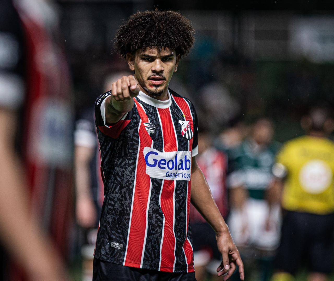 América-MG anuncia lateral jovem talento: Fábio firma contrato até 2027