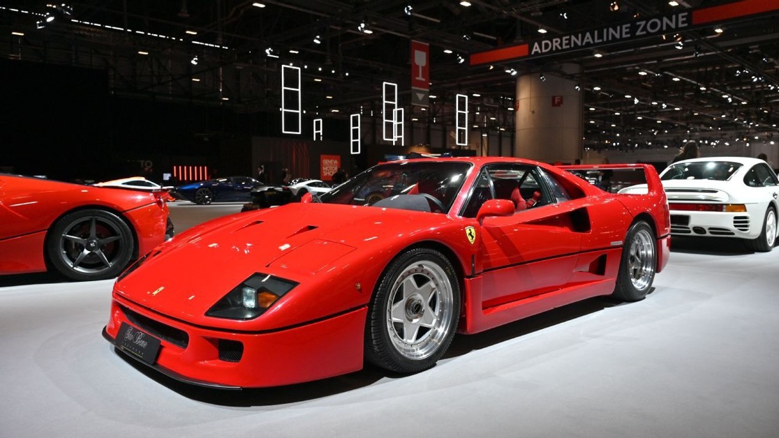 Lewis Hamilton adquire lendária Ferrari F40 e amplia sua coleção de clássicos automotivos
