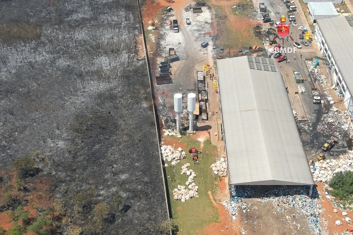 Bombeiros do DF concluem rescaldo de incêndio na Centcoop da Cidade Estrutural