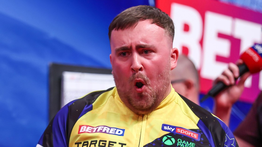 Luke Littler lança novo recorde com 'nine-darter' na vitória sobre Aspinall