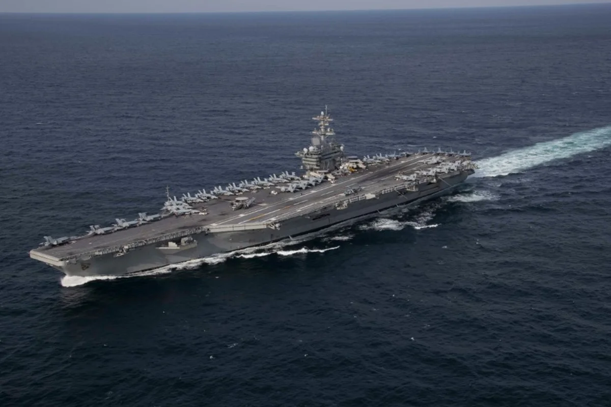 Porta-aviões USS Lincoln: marinha dos EUA passa por crise há 250 dias
