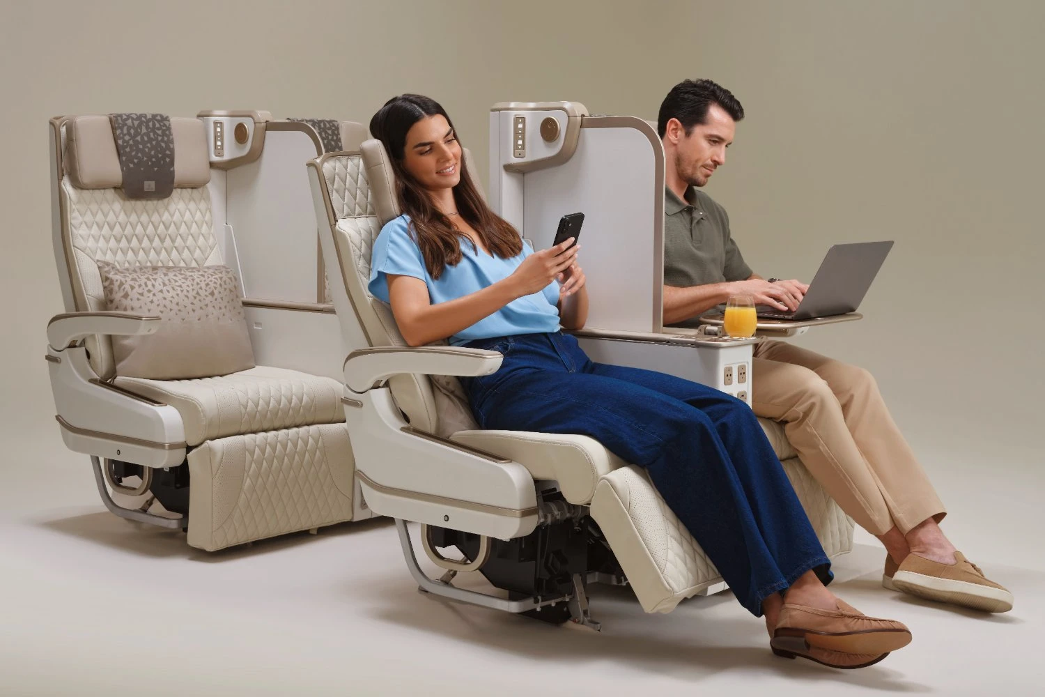Emirates lança poltrona elétrica com divisor de privacidade inédito no Airbus A350