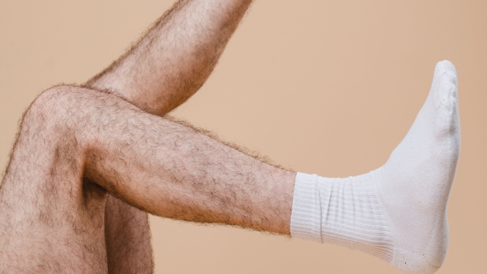 Japanese Office Shorts Spark “Leg Hair Harassment” Debate for Women