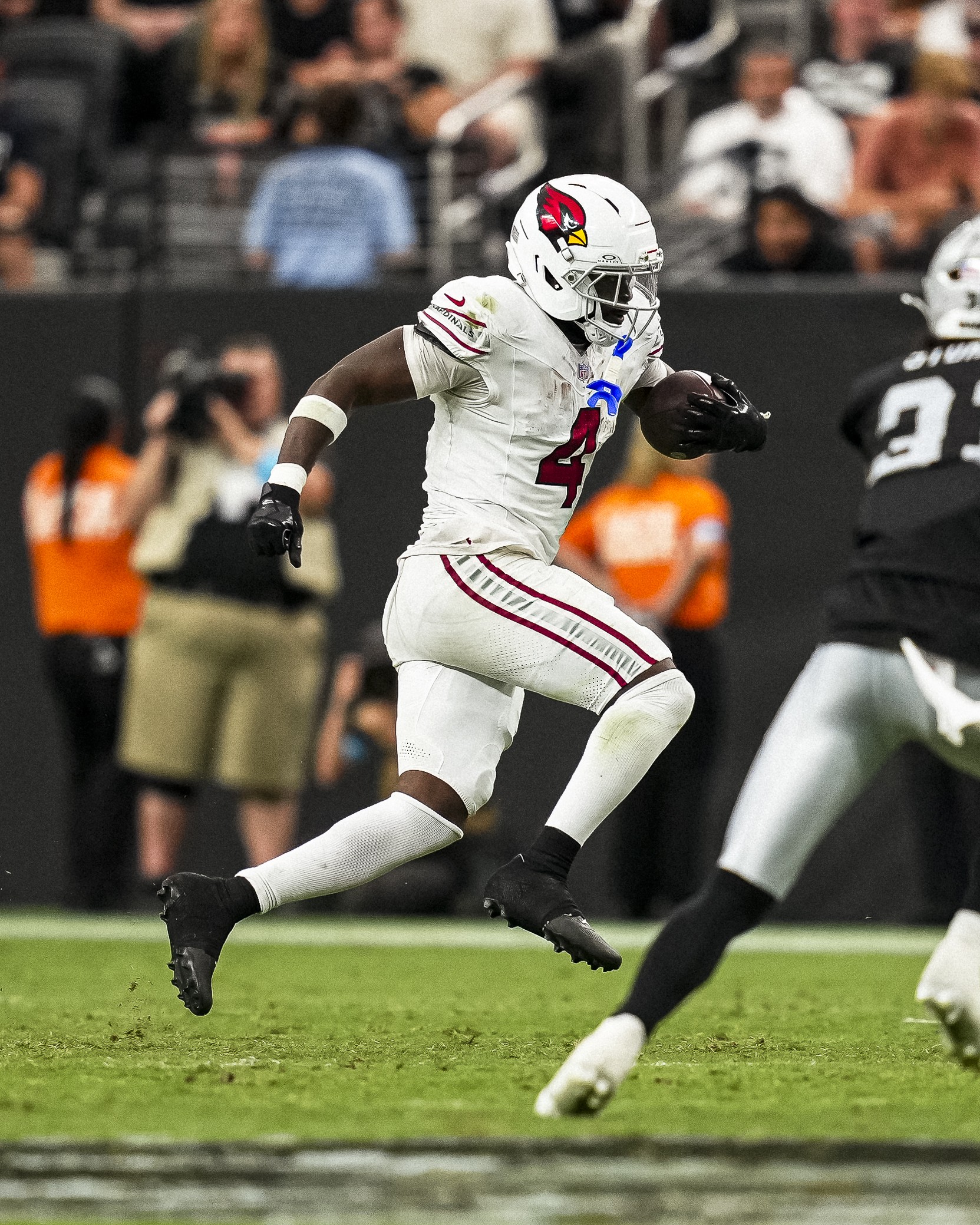 NFL: Running back dos Cardinals brilha e ofusca 1ª escolha geral Fernando Mendoza na pré-temporada