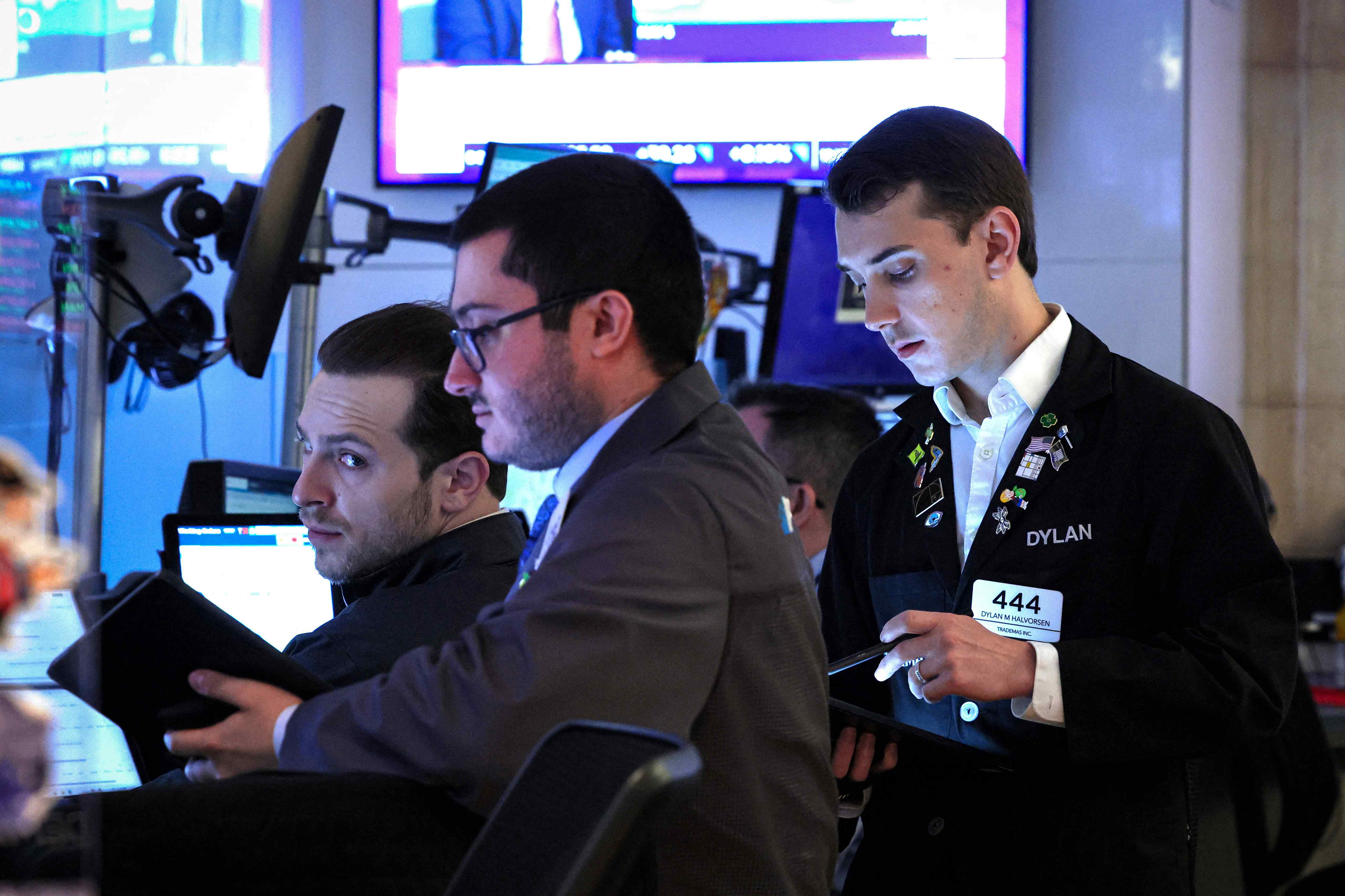 Dow Jones Futuro Operam em Baixa com Olhar Sobre Alphabet e Tesla