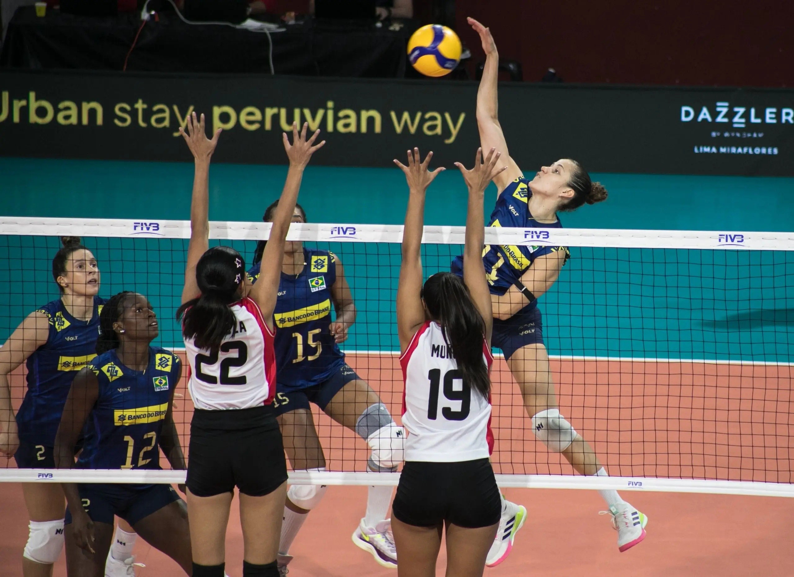 Karina sofre fratura no tornozelo e desfalca seleção feminina no Sul-Americano de vôlei