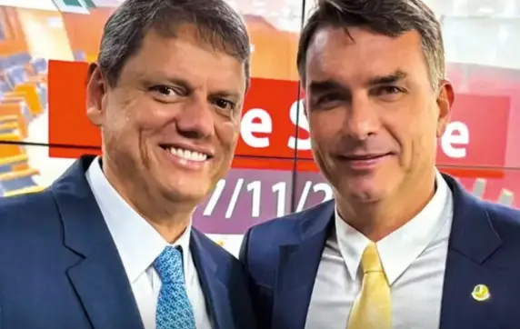 Tarcísio anuncia: Flávio Bolsonaro terá destaque em sua campanha ao governo de SP