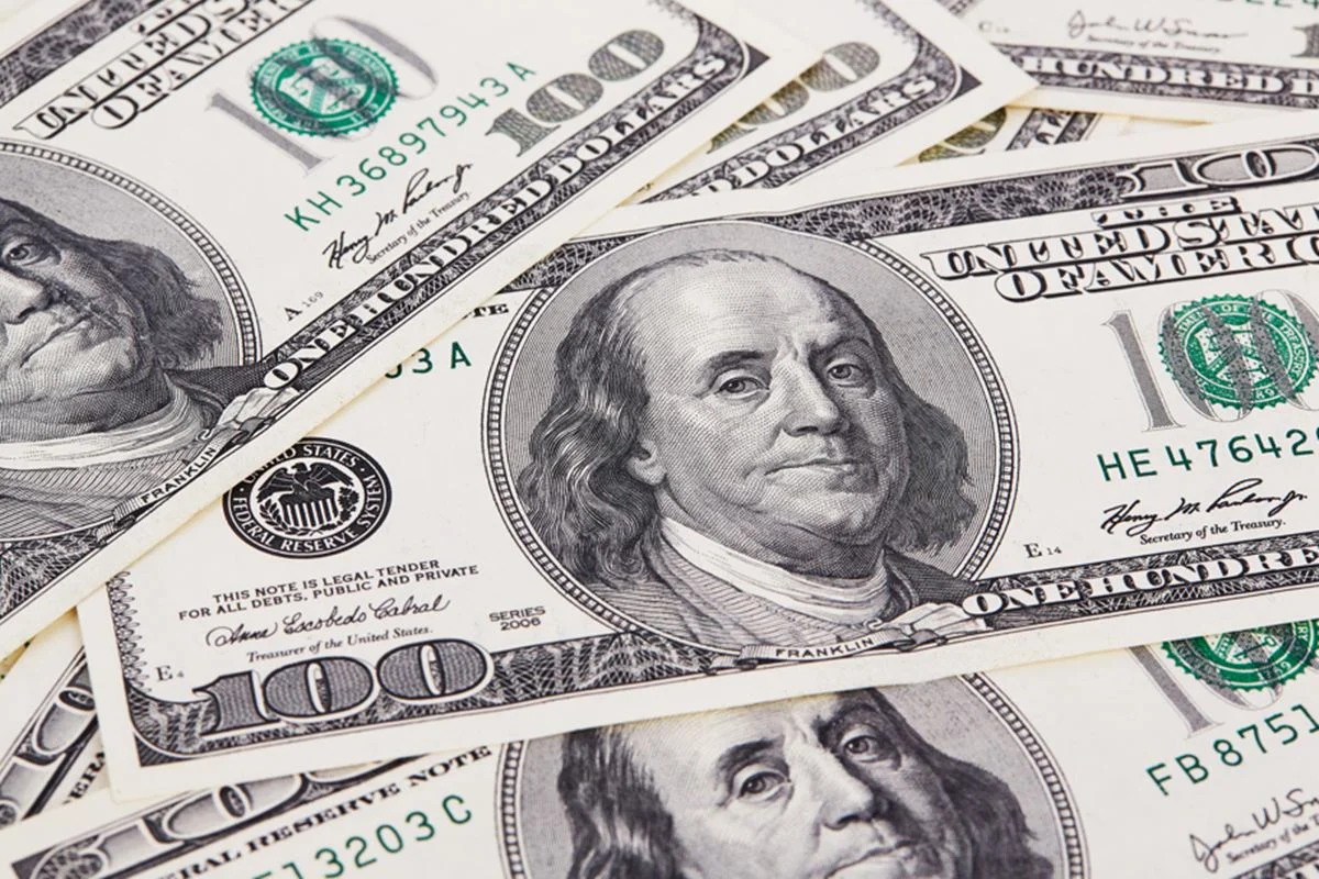 Dólar cai e Bolsa afunda com cenário de juros e petróleo altos
