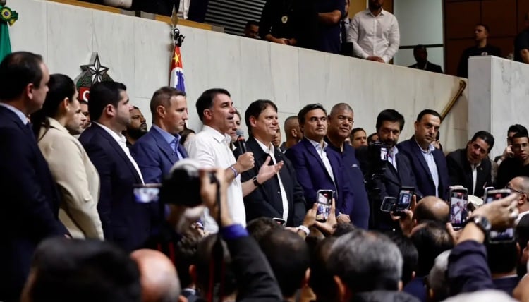 Flávio Bolsonaro Acena a Ciro Nogueira em Busca de Apoio para Presidência