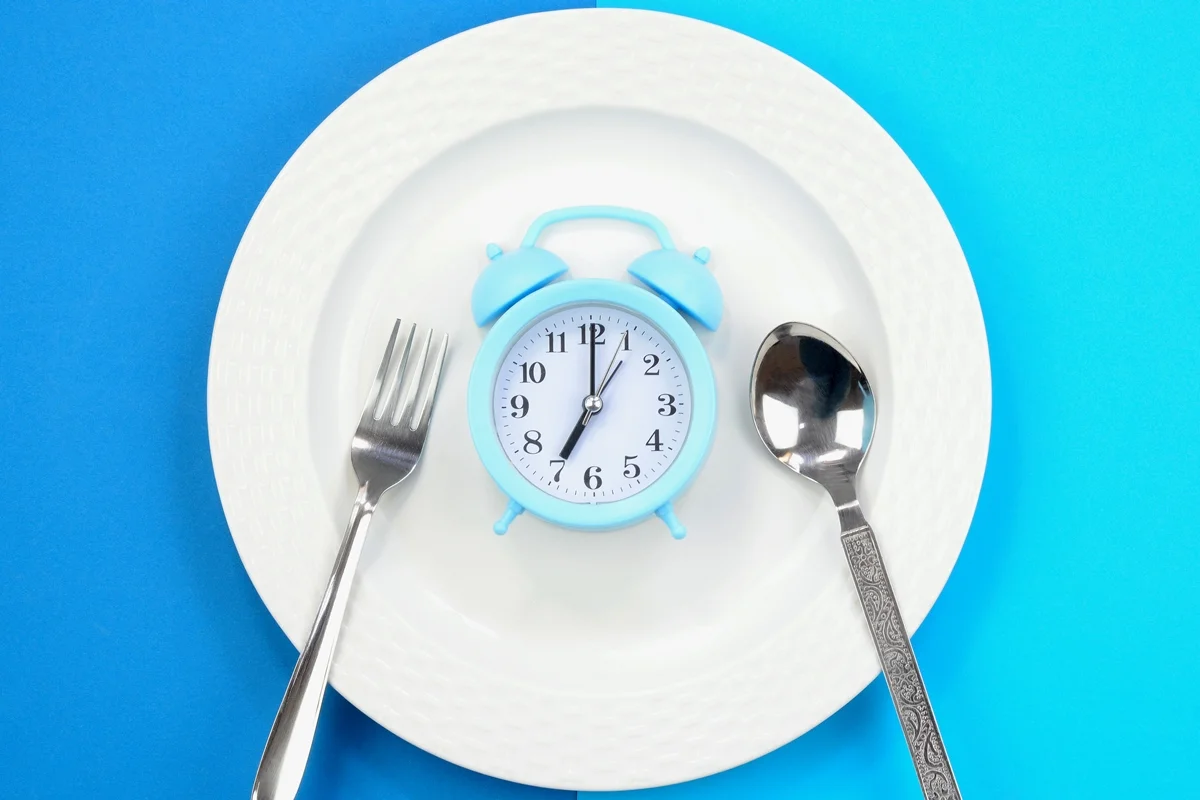 Comer em até 9 horas protege o cérebro na velhice?