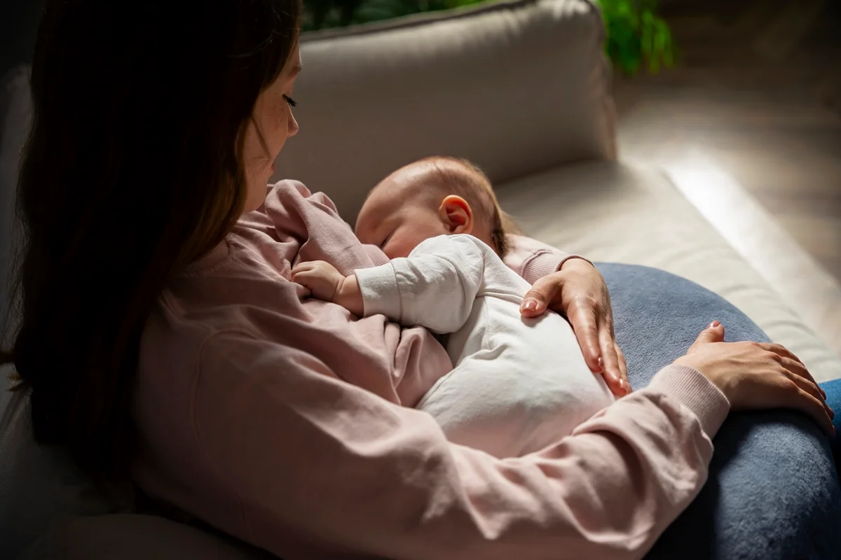 Amamentação não deve ser dorosa para mãe e bebê, afirma obstetra