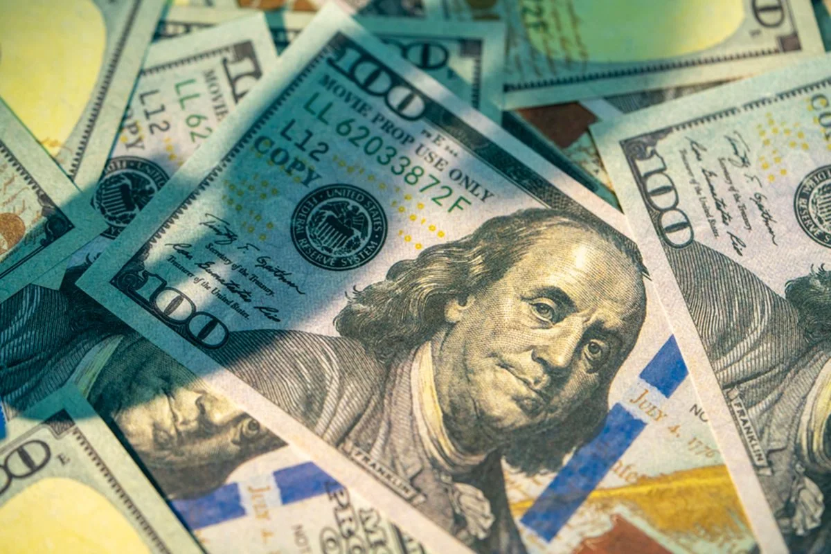 Dólar e Bolsa se equilibram com previsão fraca do PIB