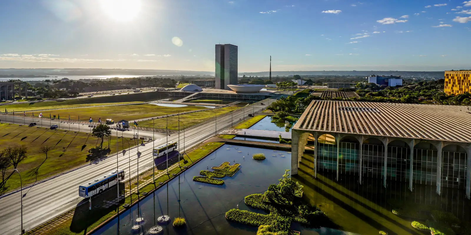 Brasil rebaixa nível de relações com Argentina após insultos de Milei