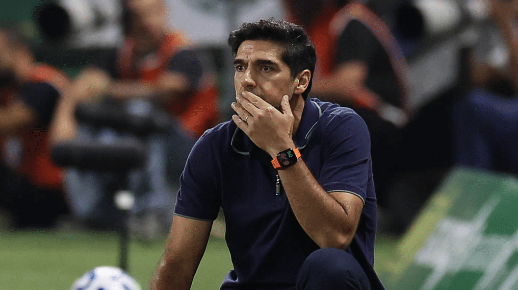 Abel Ferreira, do Palmeiras, é suspenso por dois jogos após chutar microfone