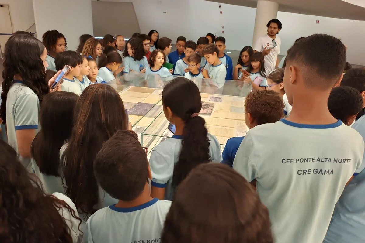 Alunos de escola pública do Gama exploram mostra 'Utopias em construção' e revisitam história de Brasília