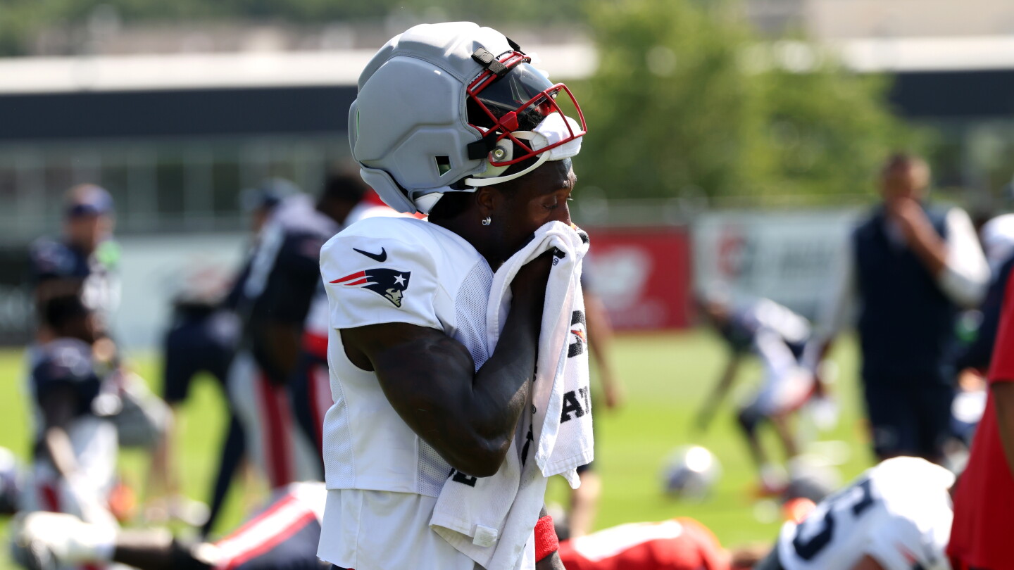 Patriots' Vrabel Shrugs Off Brown's Thumbs-Up Injury