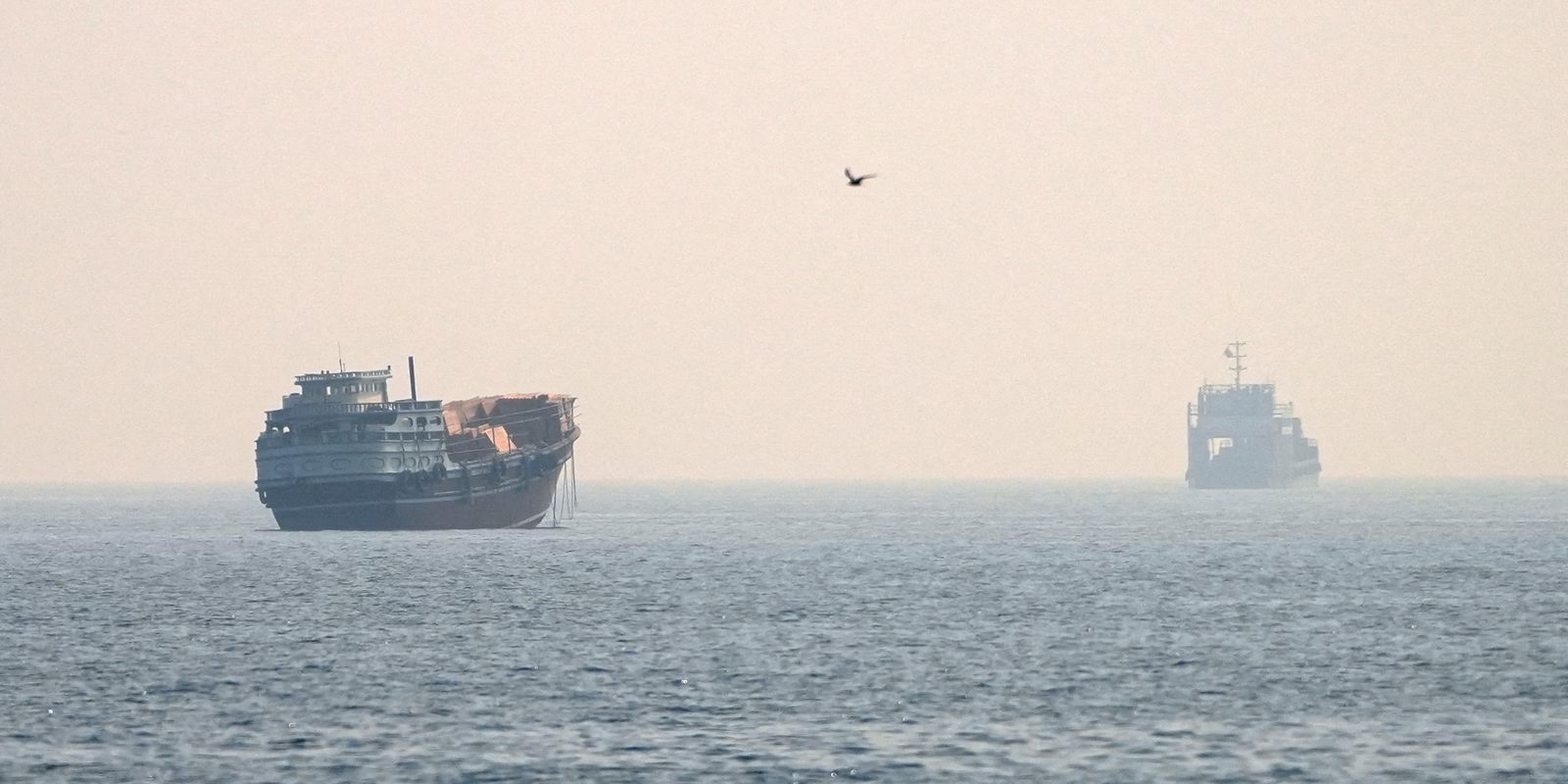 Países do Golfo cancelam reunião sobre Ormuz em meio a ataques e alta do petróleo