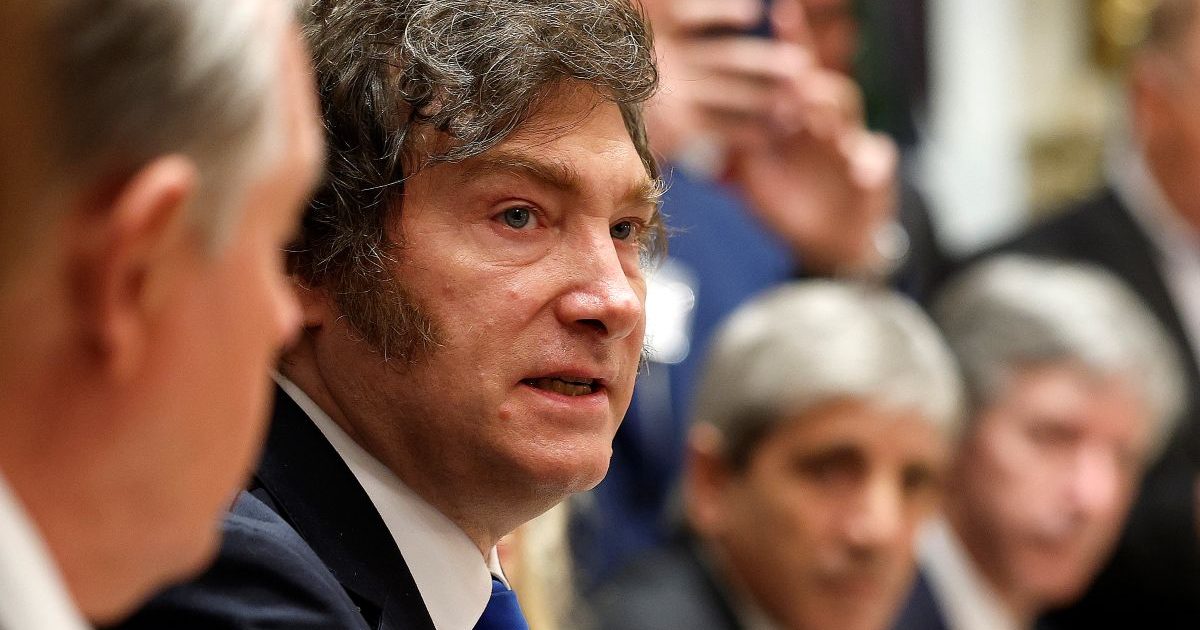 Milei recua em propriedade privada após pressão e protestos na Argentina