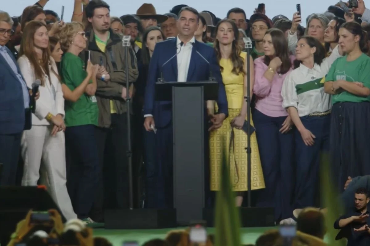 Flávio Bolsonaro diz que pai é 'vítima do maior golpe' de Brasil