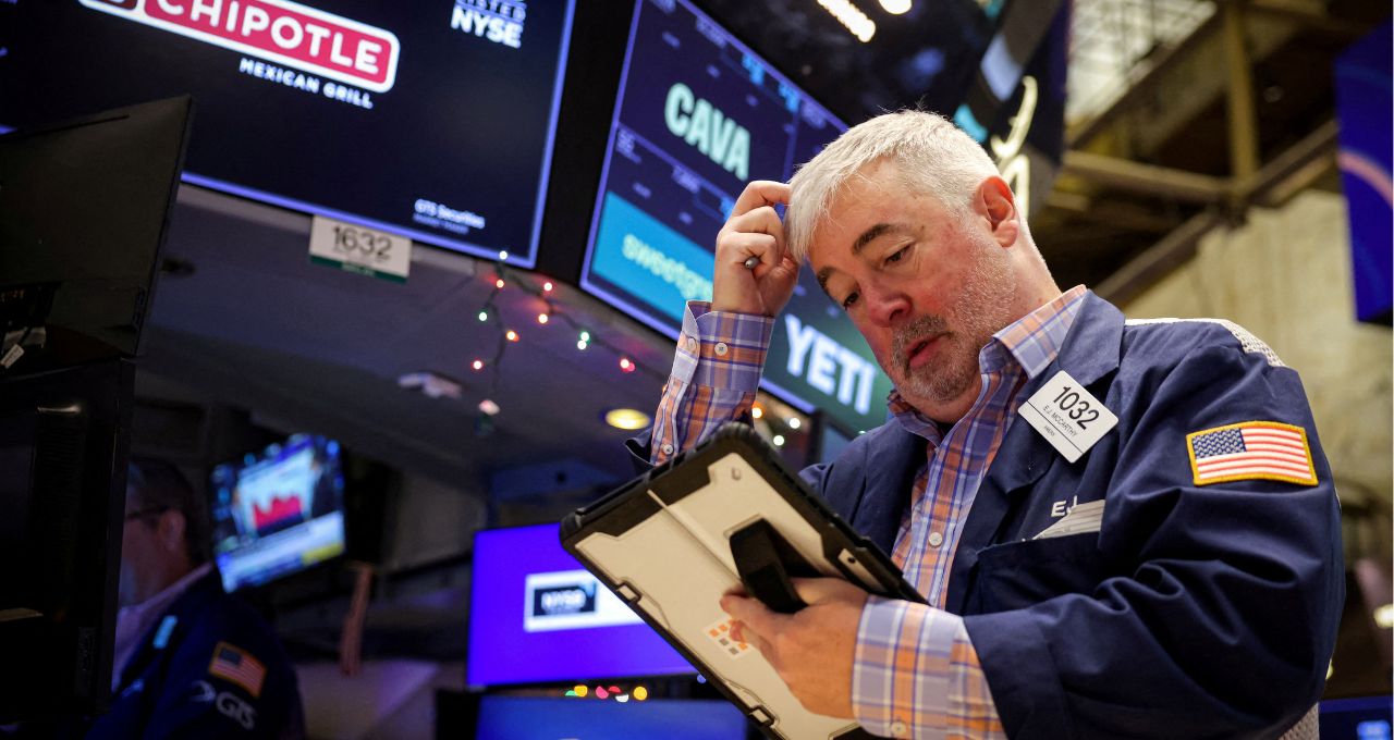 Wall Street cai após falas de Trump sobre Irã; semicondutores perdem força