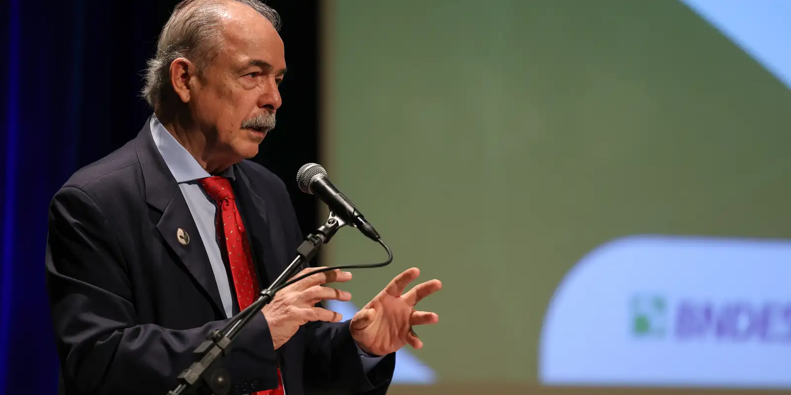 BNDES bate recorde com lucro de R$ 9,2 bi no ano