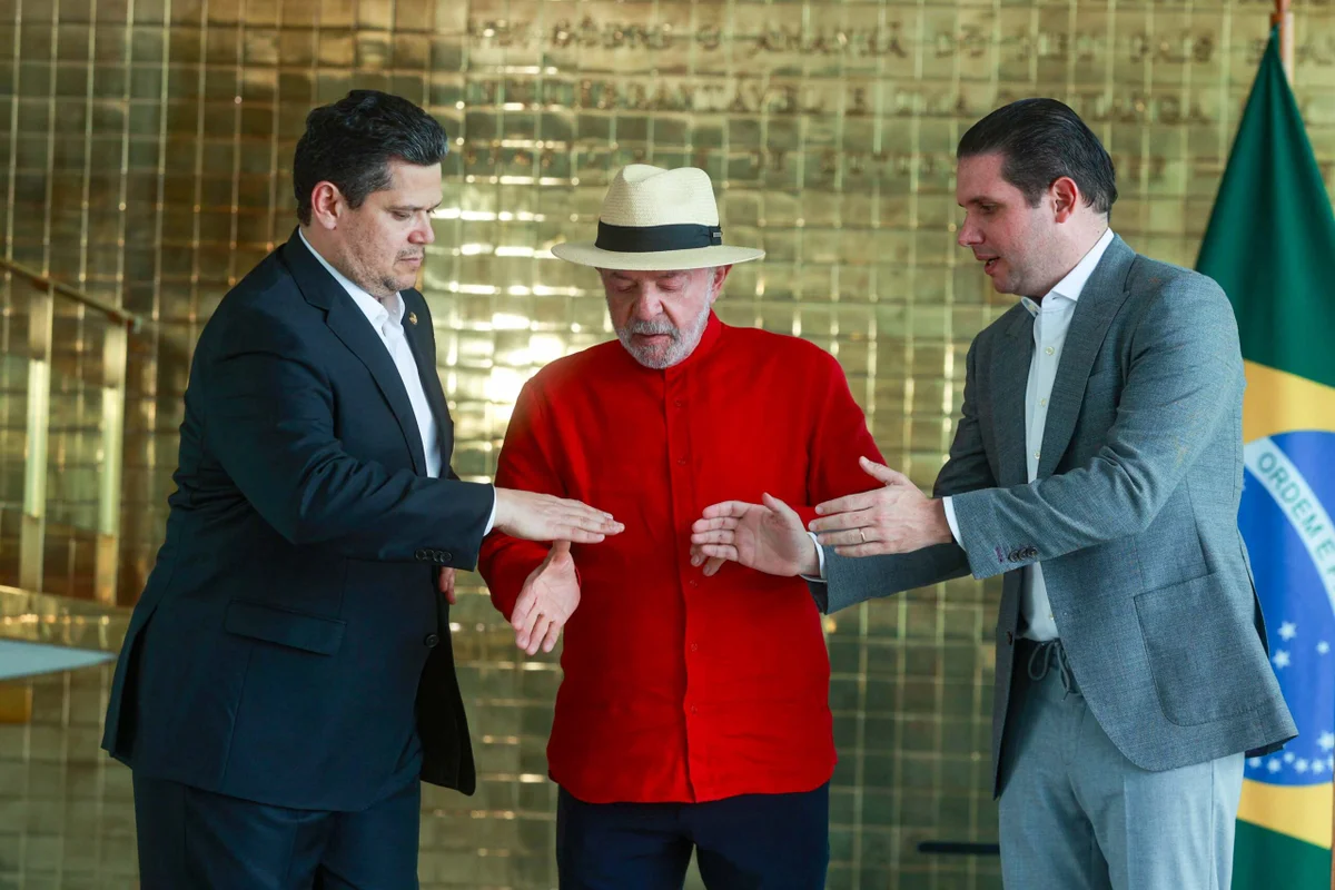 Lula negocia acordos no Congresso esvaziado para evitar dependência do Centrão pós-eleições