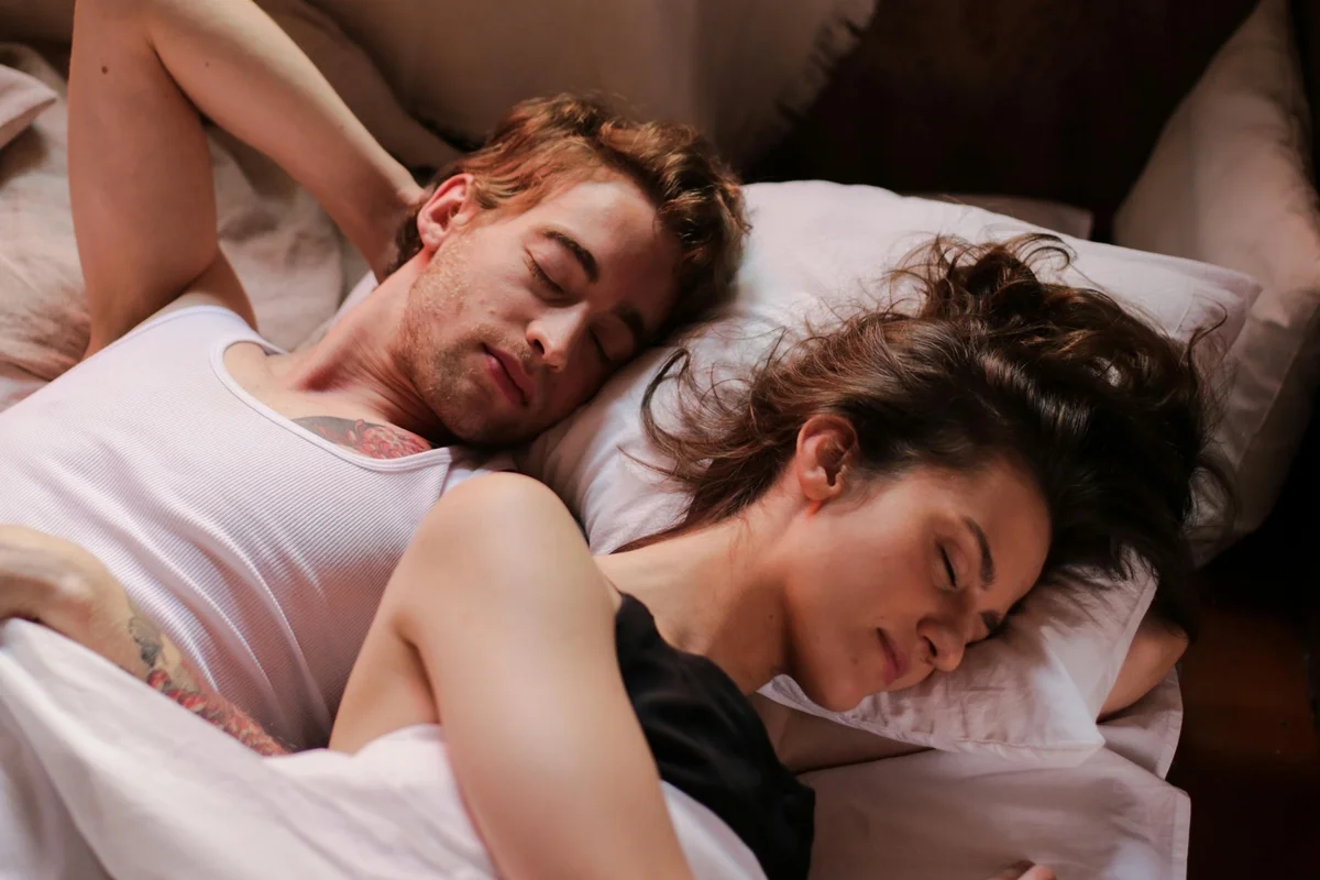 Sleep divorce: entenda as vantagens de dormir separado