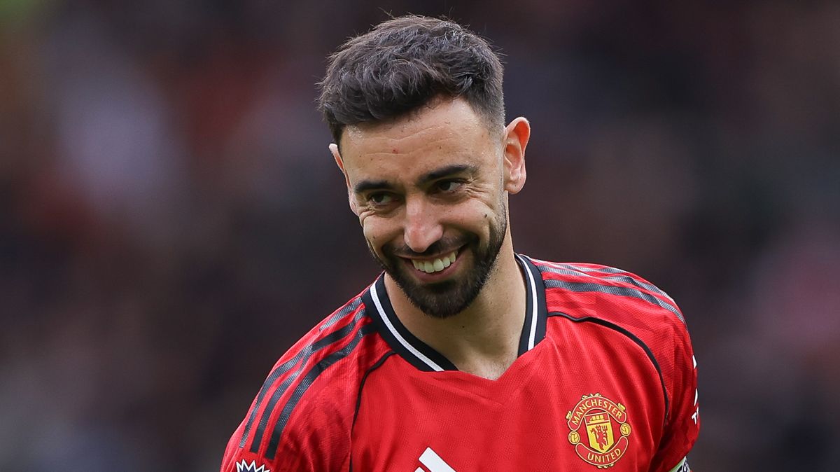Manchester United open Bruno Fernandes contract talks amid £43m Galatasaray bid