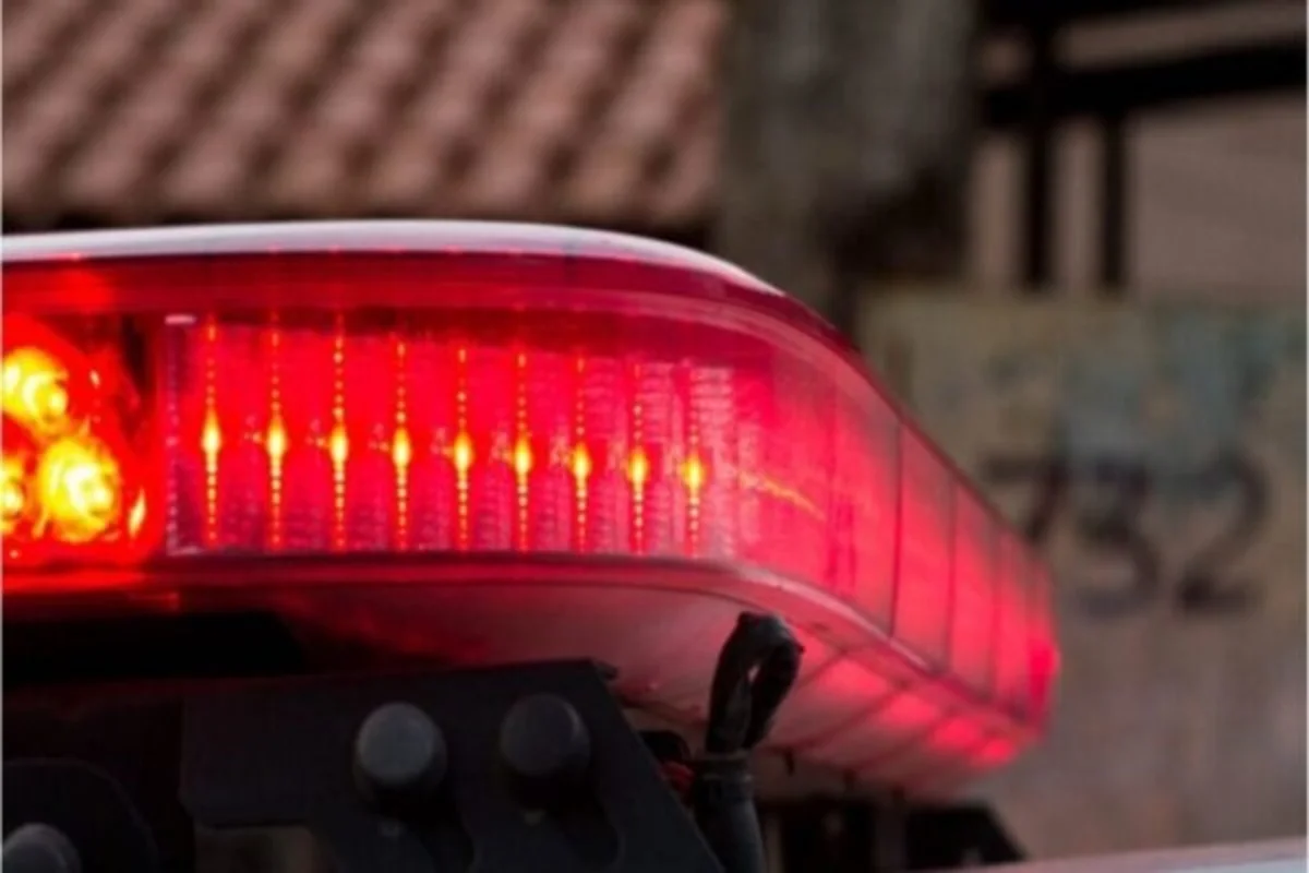 Morador de rua ataca motociclista com pedaço de madeira e faca na Asa Norte