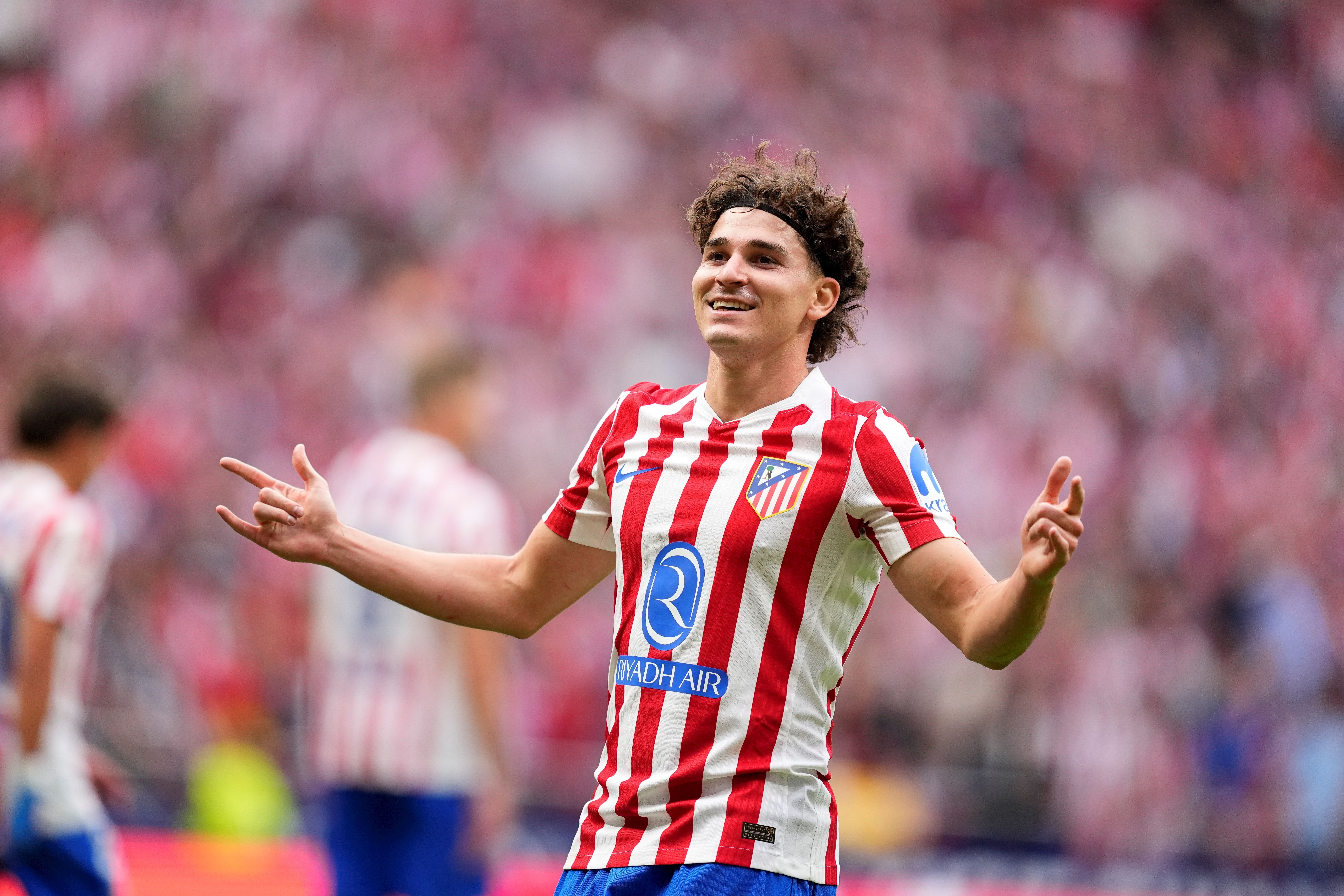 Julián Álvarez, em guerra com diretoria do Atlético de Madrid, é relacionado para estreia no Espanhol