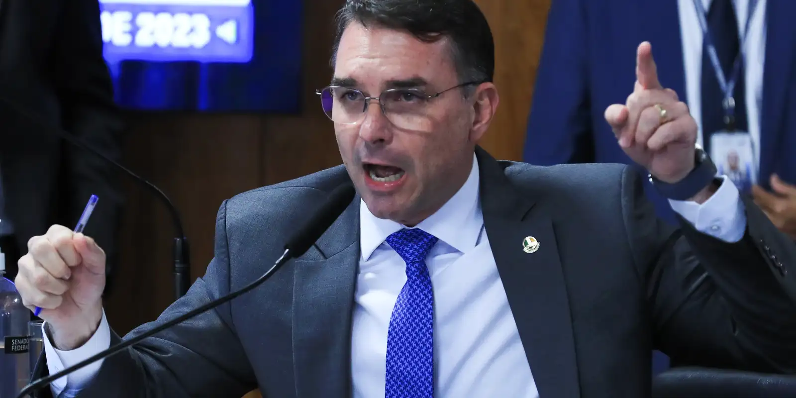 Justiça pede investigação sobre filiação falsa de Flávio Bolsonaro ao PL