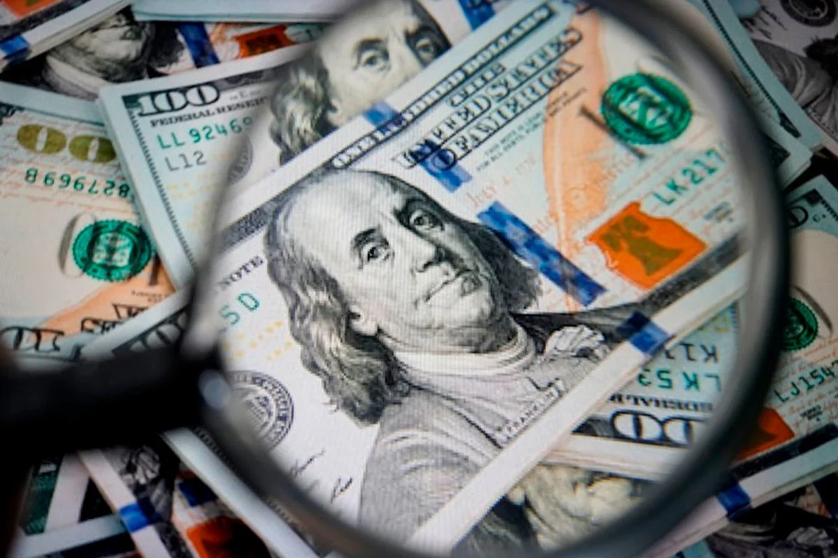 Dólar cai com mercado ansioso por cortes de Selic e Bolsa sobe