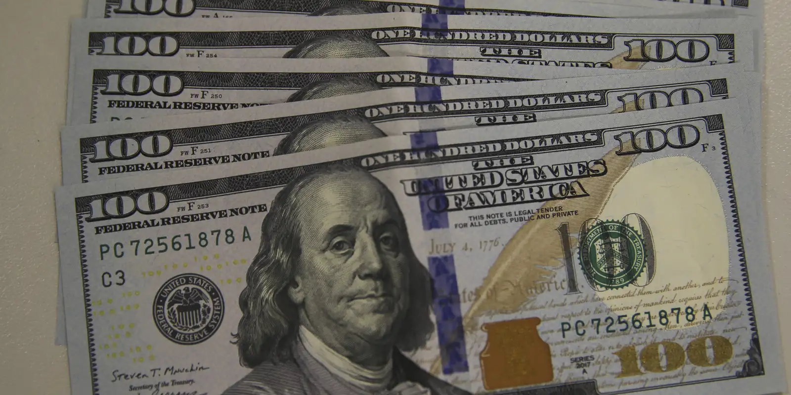Dólar cai para R$ 5,08 com real favorecido e bolsa recua