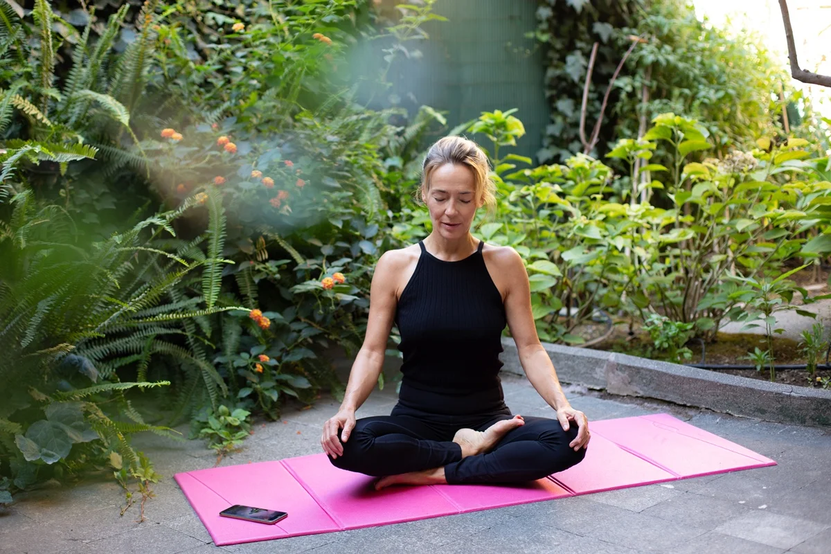 Meditação reduz sobrecarga mental e fortalece o bem-estar