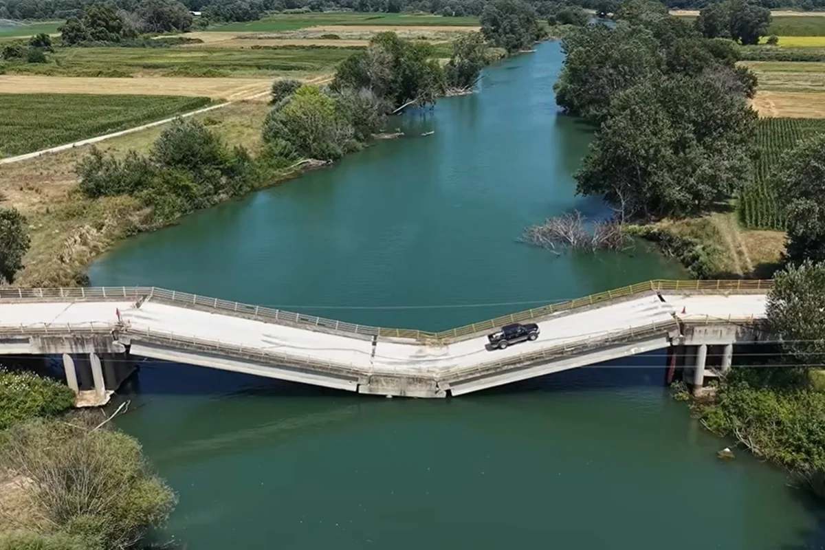 Motoristas usam ponte caída na Grécia para economizar tempo
