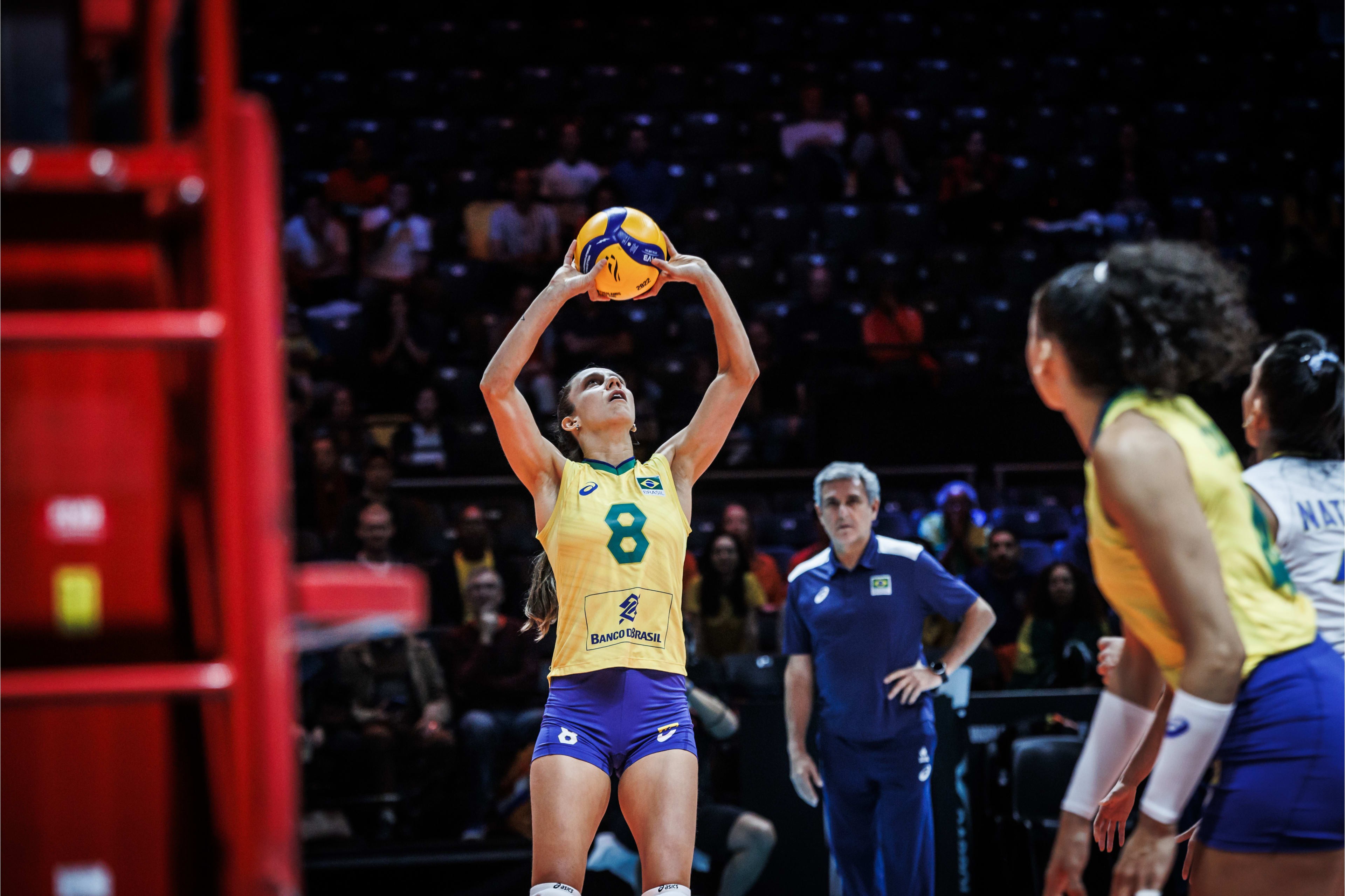 Zé Roberto convoca Vivian, Karina e Sabrina e dispensa Macris e Natinha da seleção de vôlei