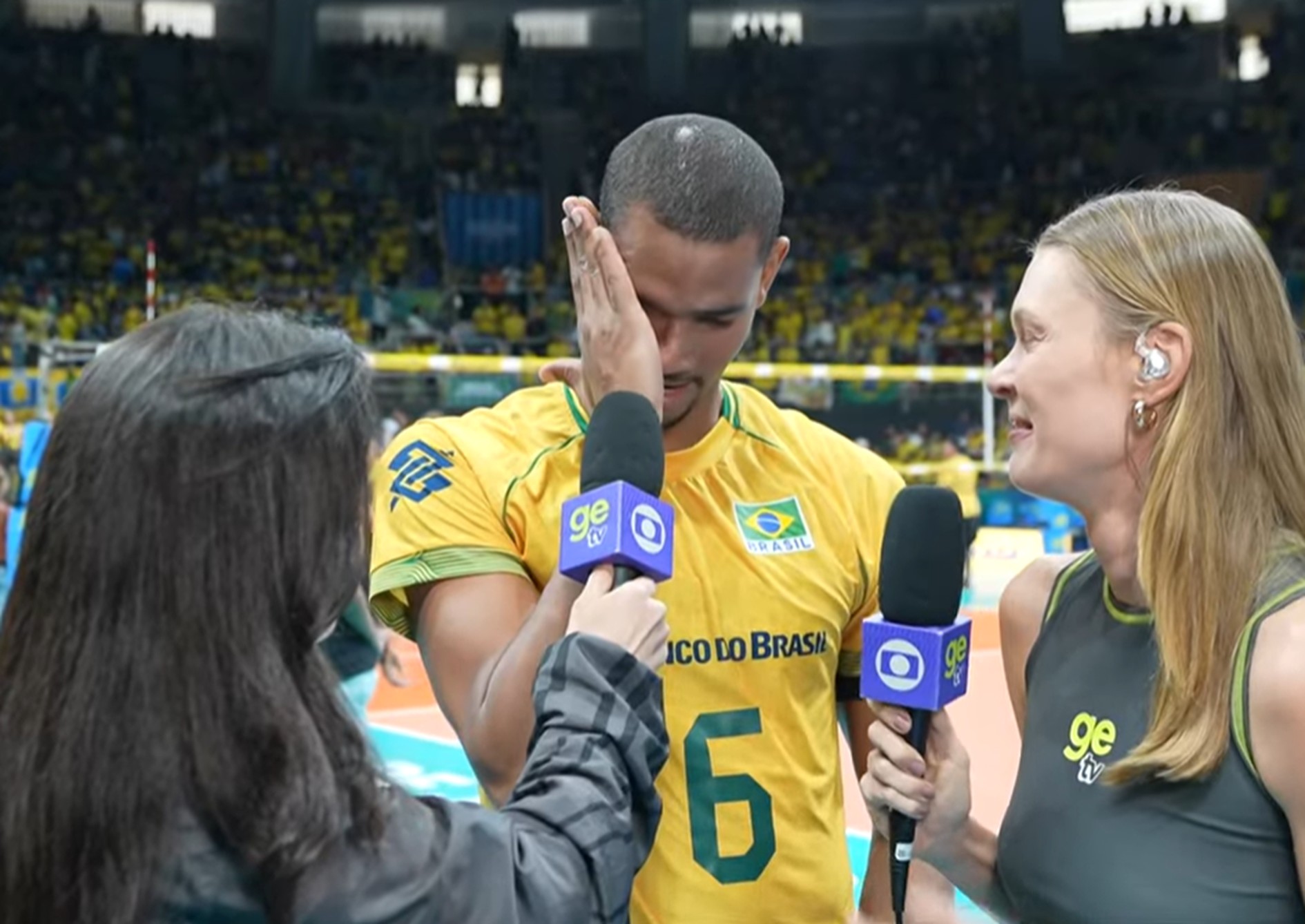 Adriano chora após vaga olímpica e denuncia homofobia no vôlei: 'Ódio que não deveria existir'
