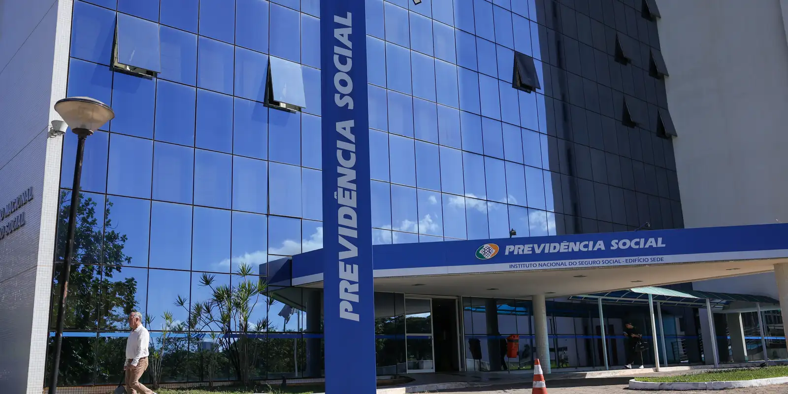 INSS volta a liberar empréstimo consignado para aposentados sem biometria facial: veja novas regras