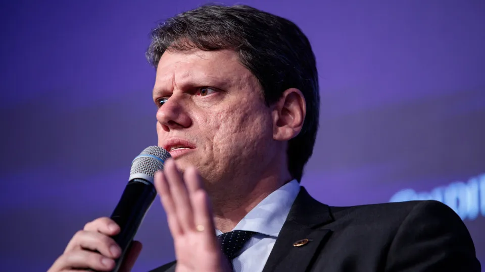 Tarcísio diz confiar nas urnas após Flávio Bolsonaro atacar elas