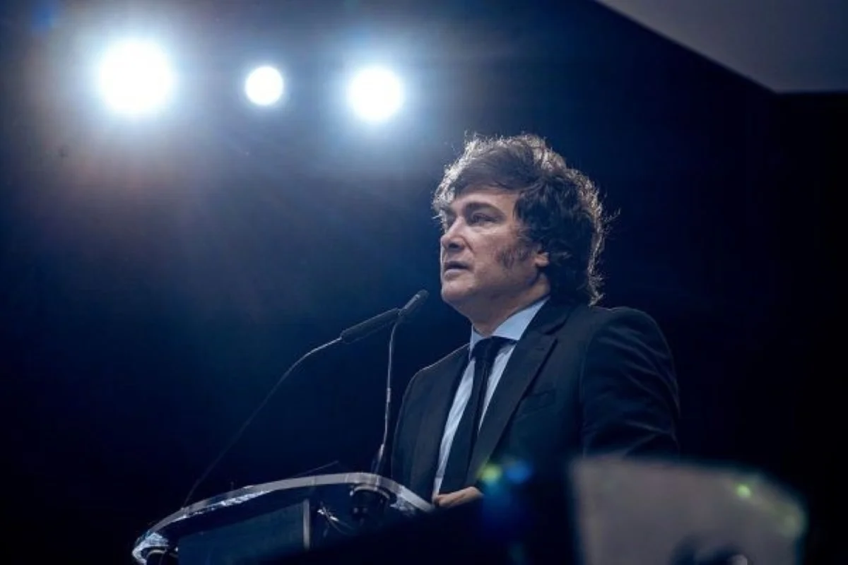 Milei denunciado por uso de dinheiro público para apoiar Bolsonaro