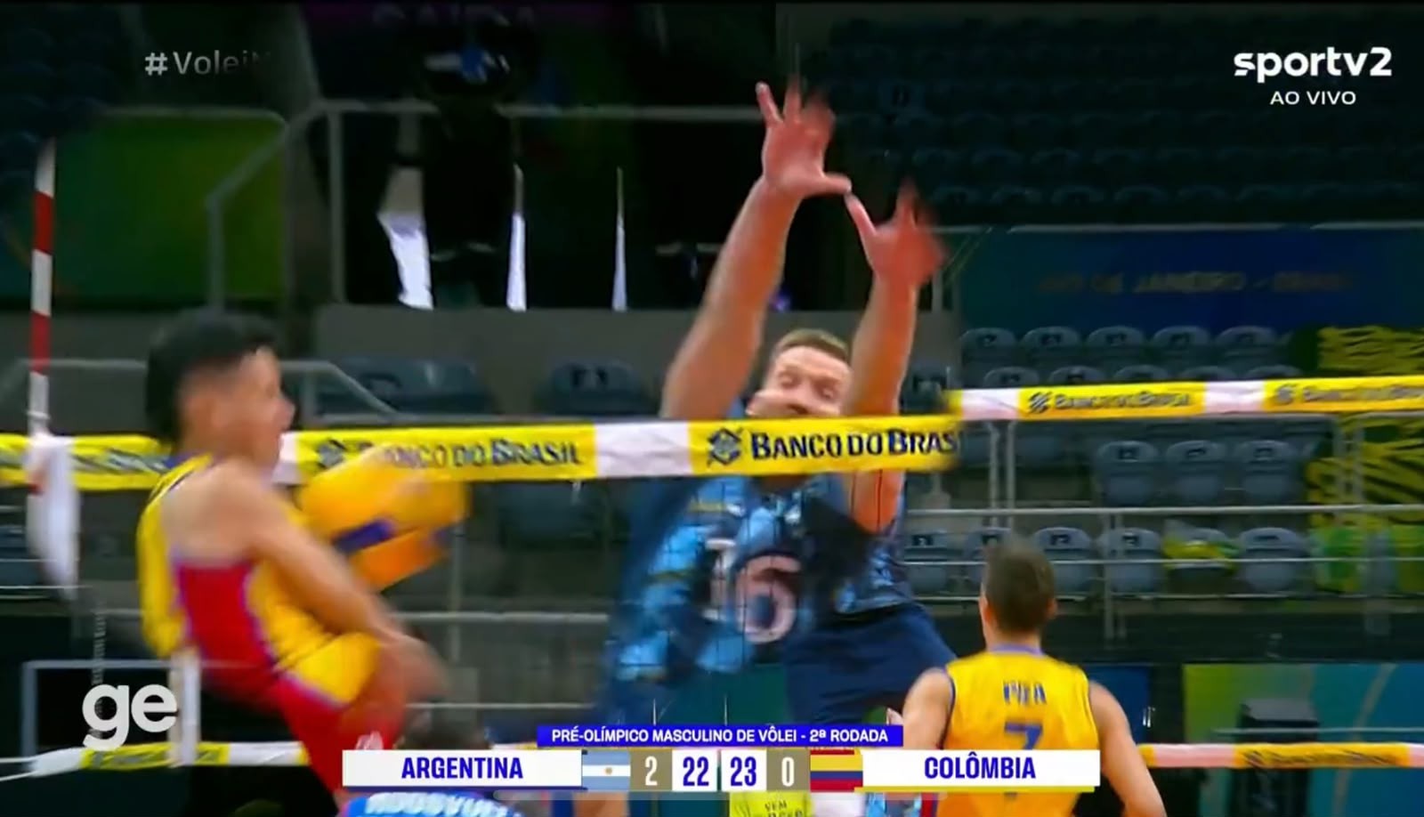Ponteiro colombiano Juan Benavides faz ponto inusitado com o ombro no Pré-Olímpico de Vôlei