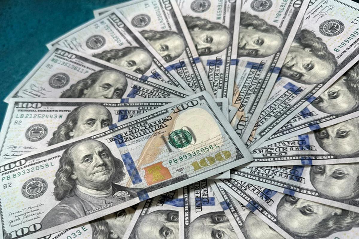 Dólar cai a R$ 5,07 e Ibovespa encerra estável