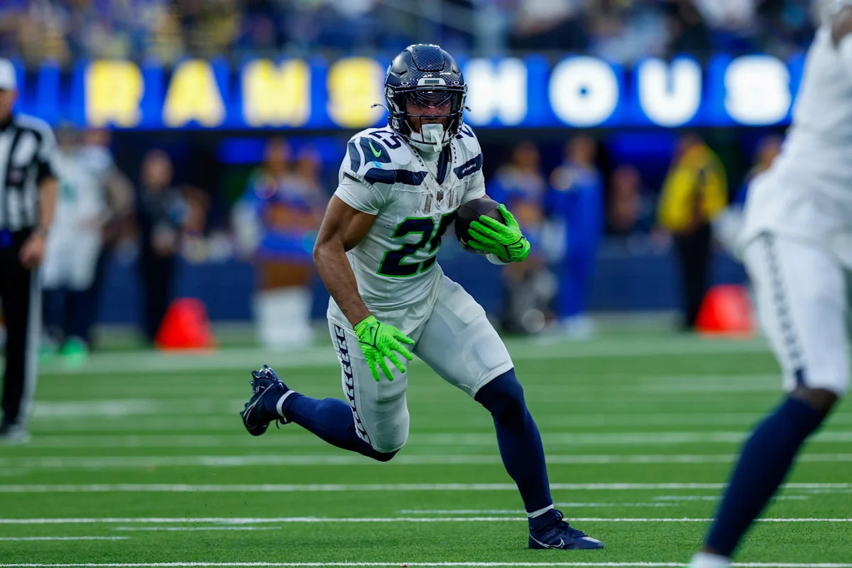 Seahawks Waive Running Back Kenny McIntosh