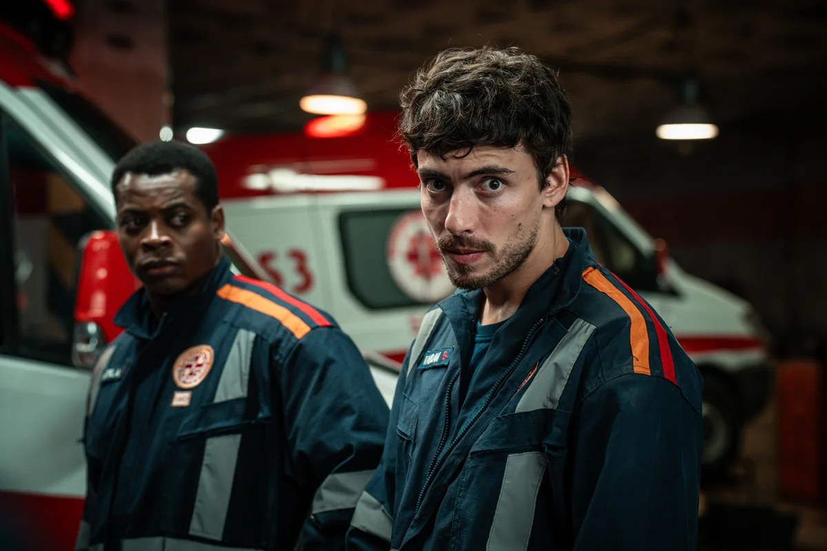 Jaffar Bambirra revela como elenco de Emergência 53 construiu sintonia essencial para a série