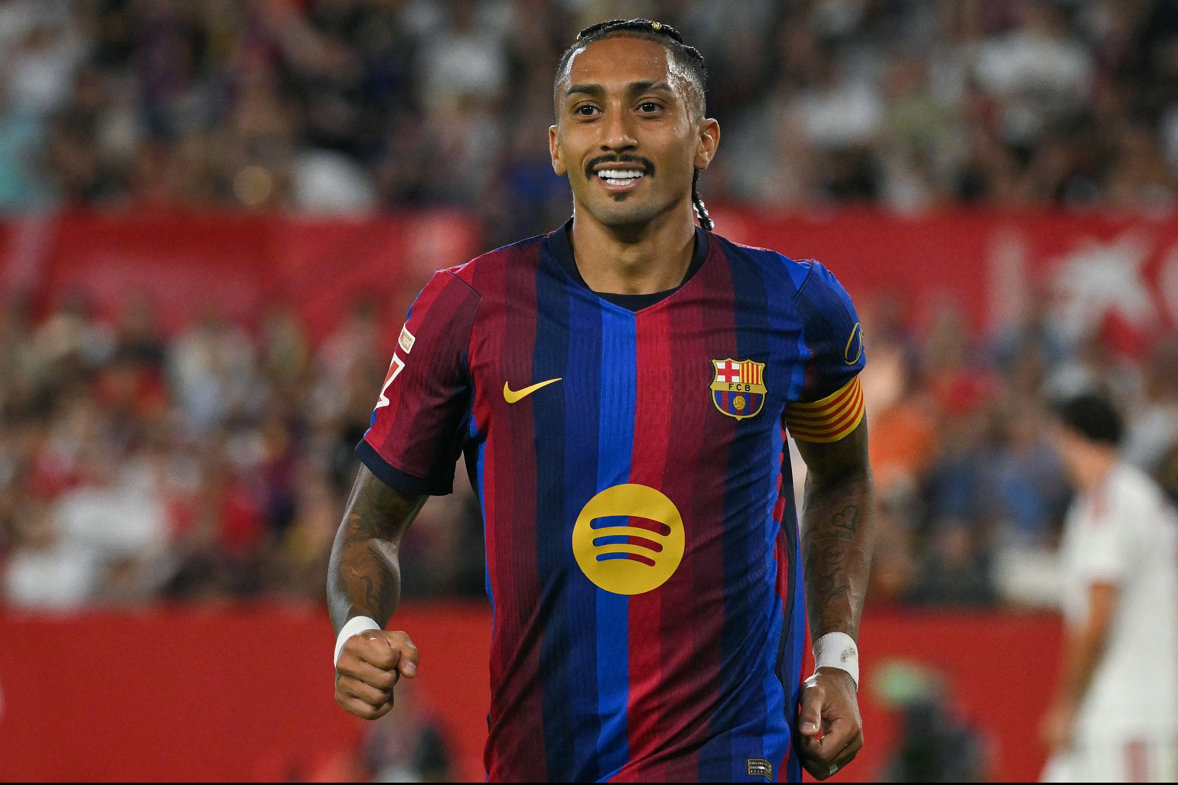 Hansi Flick exalta Raphinha no Barcelona após hat-trick e celebra renovação: "Capitão perfeito"