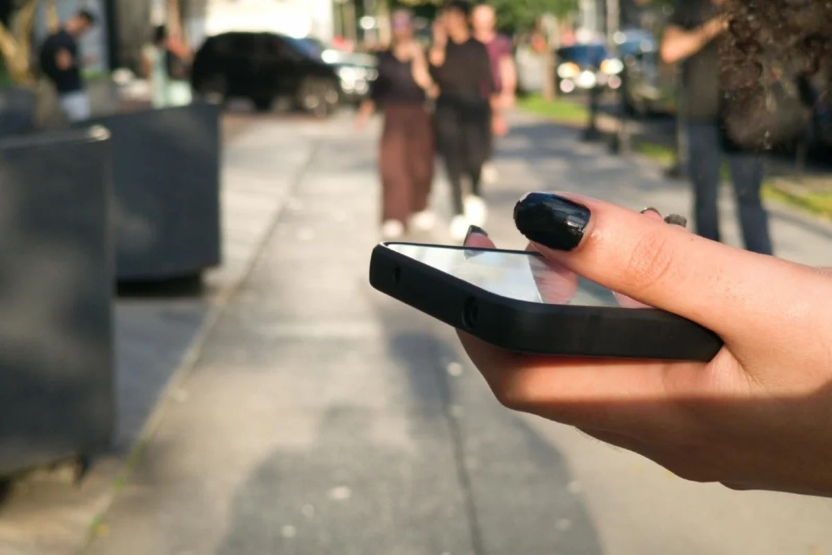 Roubo de celular sobe em 18 bairros de SP mesmo com queda geral em 2026