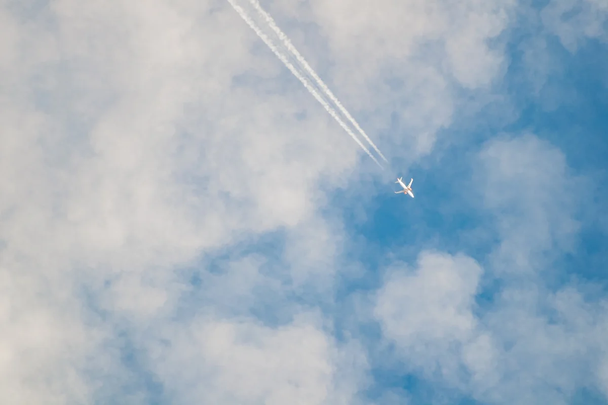 Reino Unido usará IA para mudar rota de aviões e frear aquecimento global