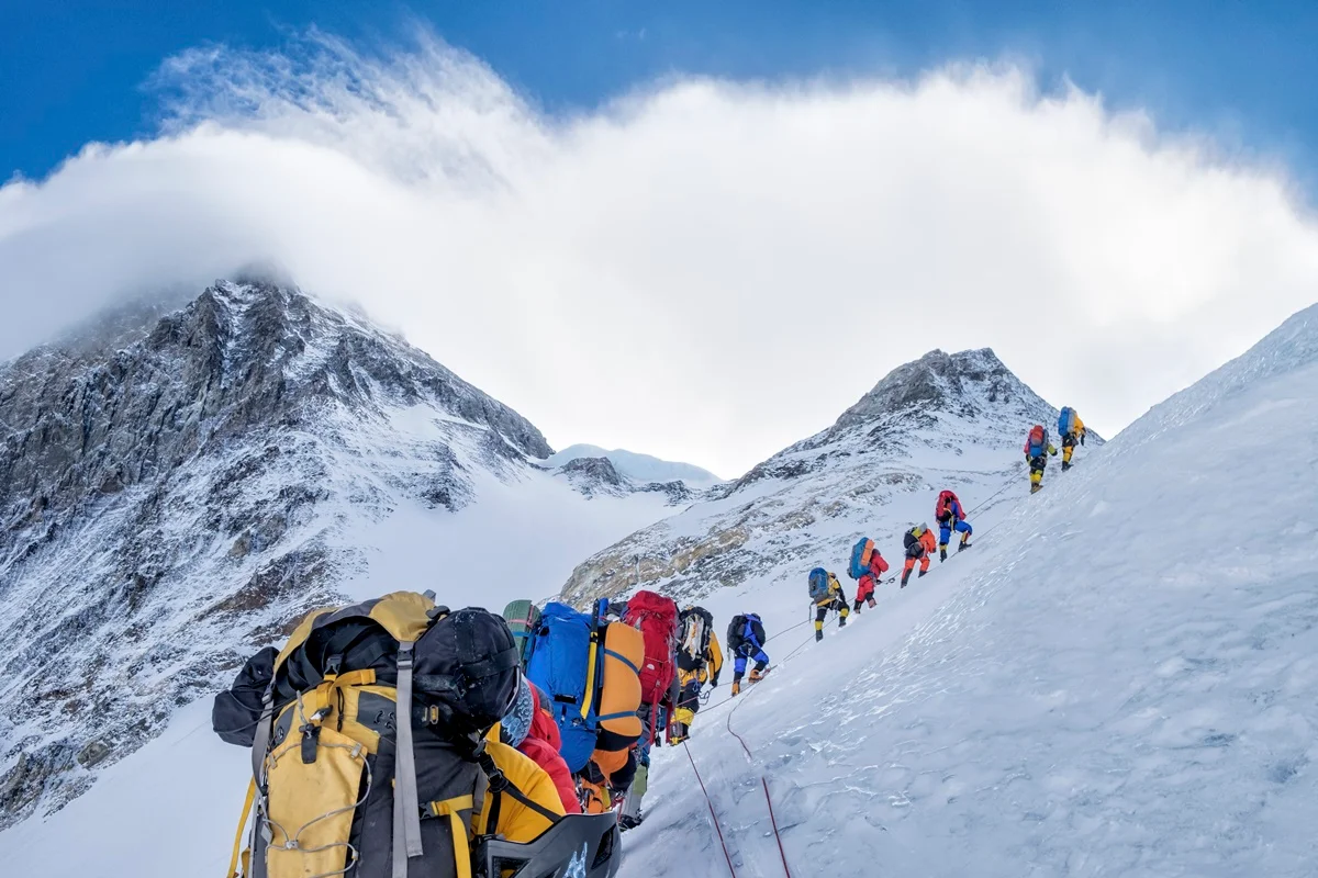 Urina humana derrete 154 toneladas de gelo no Everest, agravando crise climática